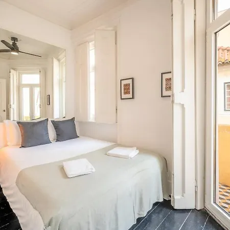 Elegant W Balcony In Bairro Alto Apartment